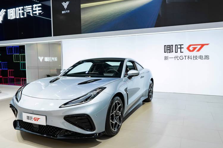 重庆198哪吒汽车在智能汽车领域的表现，领途汽车在新能源汽车市场中的影响力